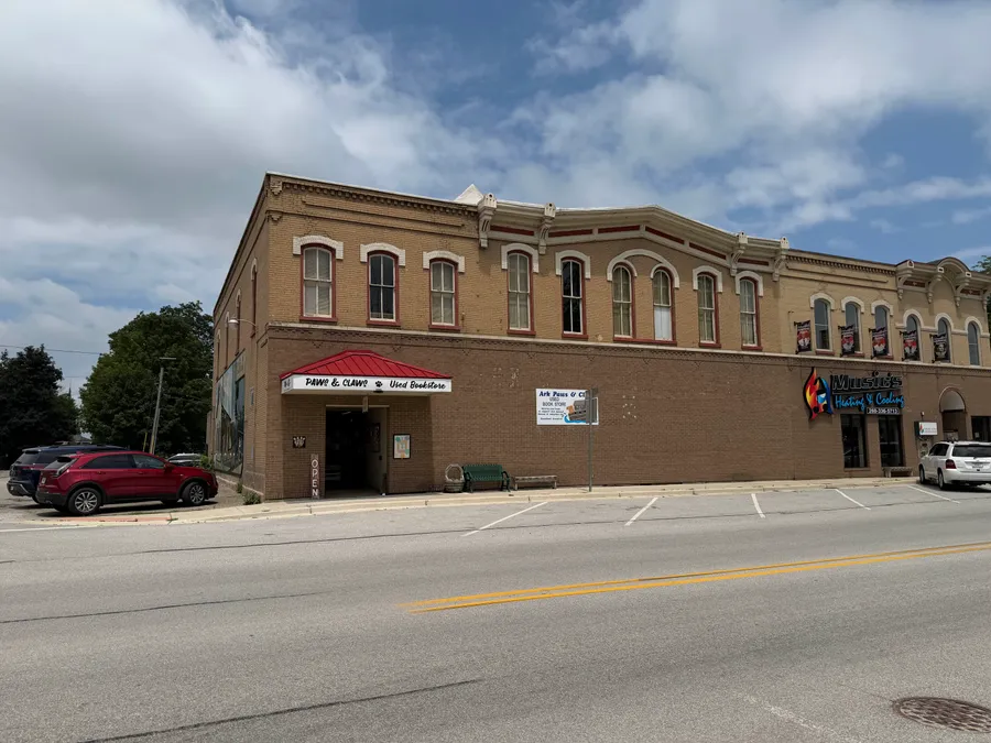 The exterior of Ark Paws & Claws Book Store in Howe, Indiana
